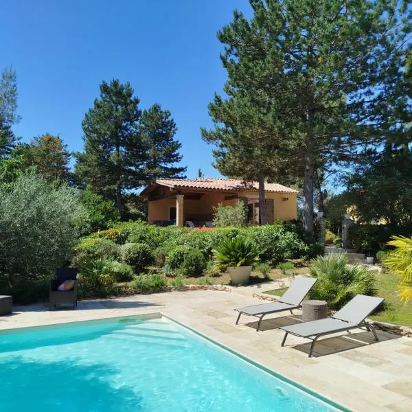 Proche Uzès petit gîte avec grande cuisine d'été et piscine，位于Saint-Siffret的酒店