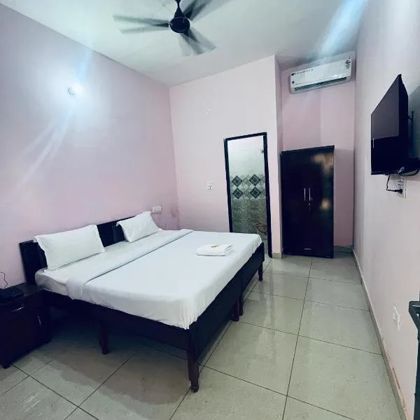 Mahadev Homestay !! Preferred Partner ! Walking Distance To Chandigarh Int'l Airport !，位于Chandigarh Airport的酒店