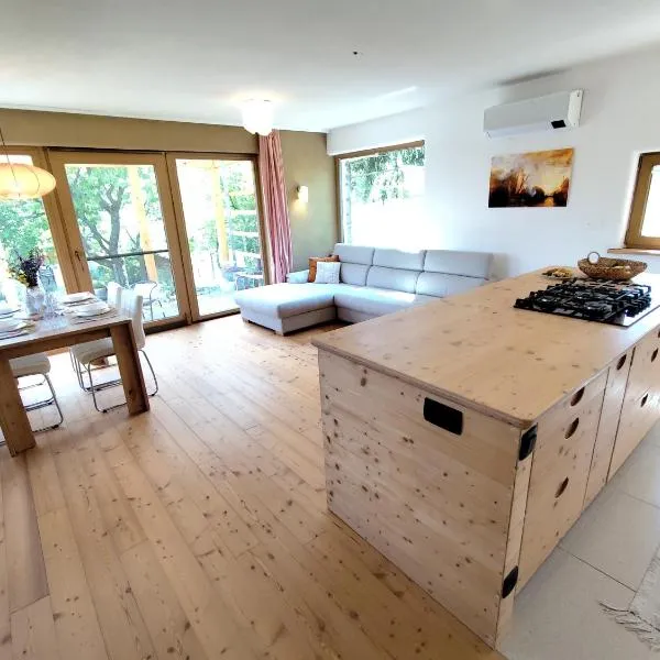 Naravna lesena hiša v naravi z lastnim vrtom，位于Ig的酒店