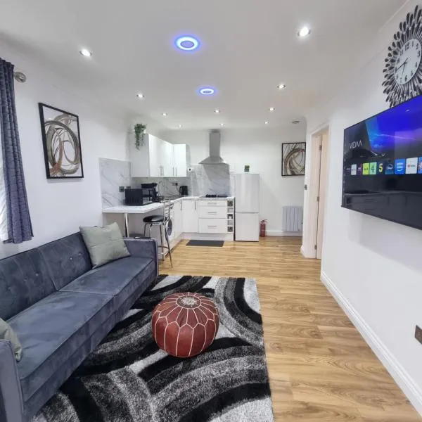 Very Cosy & Lovely 1 Bed Garden Apartment with side access，位于Slades Green的酒店