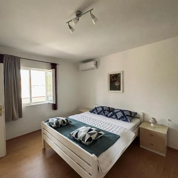Ferienwohnung，位于Razvala的酒店
