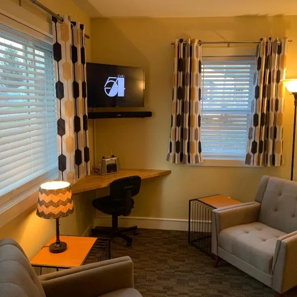 Cottage11 of Avalon -2 Bedroom-1 Bath- Laundry- Sleeps 6，位于兰辛的酒店