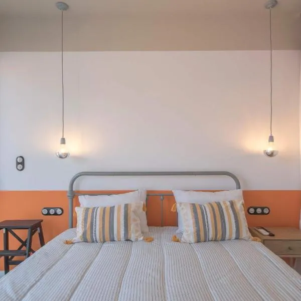 Charming apartment on Athens most famous street，位于雅典的酒店