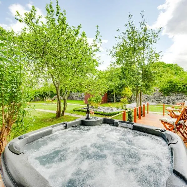 The Garden Cottage with Hot Tub，位于波索伊的酒店