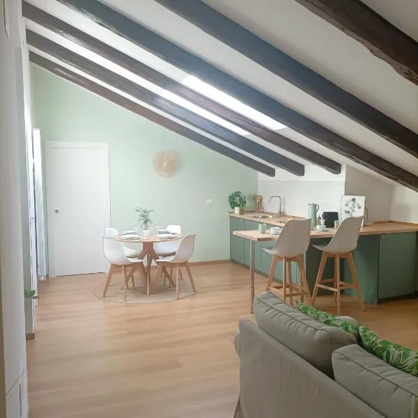 Loving My Rooms 1 - Deliziosa Mansarda in Centro，位于戈里齐亚的酒店