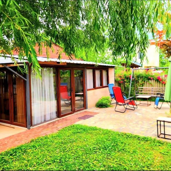 House & Yard Sesil M 110m to beach Kaprovani，位于乌雷基的酒店