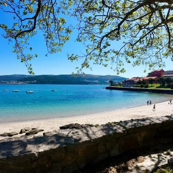 Apartamento con jardín cerca de la playa en Corcubión，位于科尔库维翁的酒店