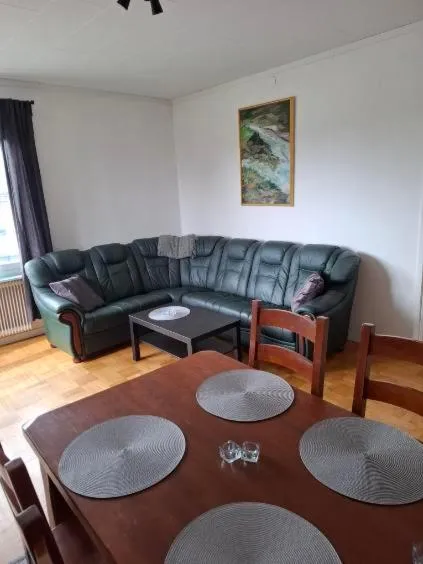 Lägenhet på Ängsvägen，位于哈诺桑德的酒店