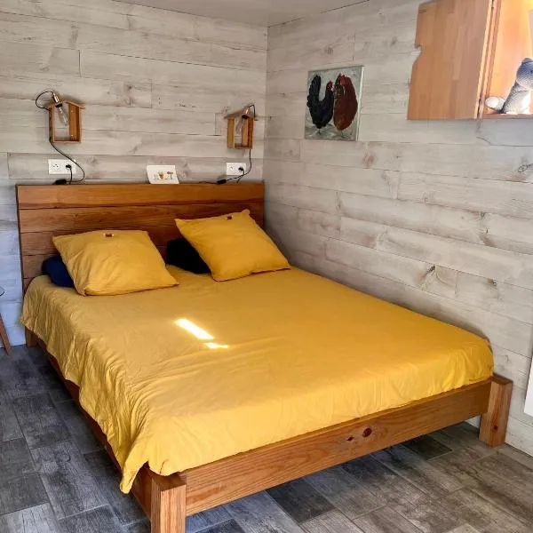 Les Poules heureuses，位于伊苏瓦尔的酒店