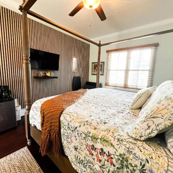 Victorian Modern Room in Carriage House - Unit B，位于萨凡纳的酒店