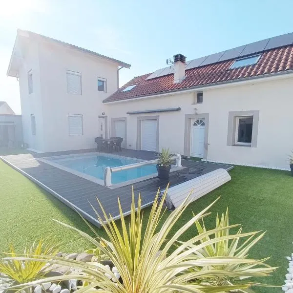 La villa de Julien avec piscine，位于Aureilhan的酒店
