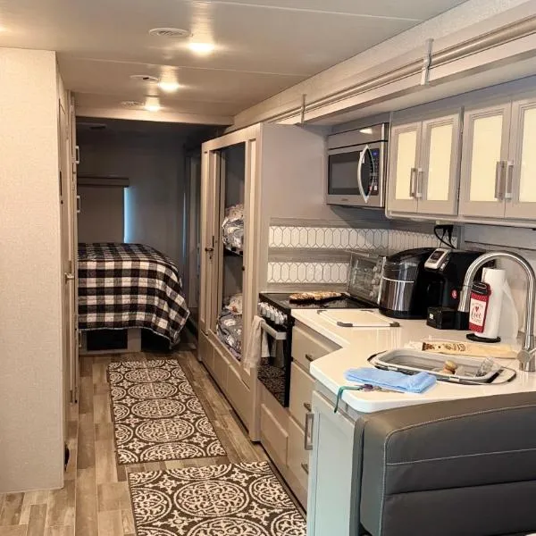 Private Cozy R/V , for your enjoyment，位于Tamiami的酒店