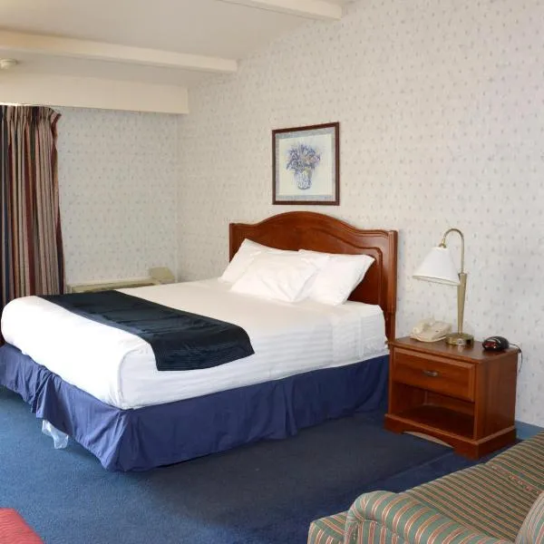 密尔沃基温德姆旅程住宿，位于西艾利斯的酒店