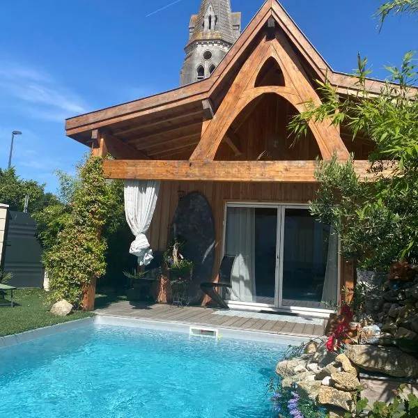 Chalet Atypique VUE Piscine Chauffée，位于居让梅斯特拉的酒店