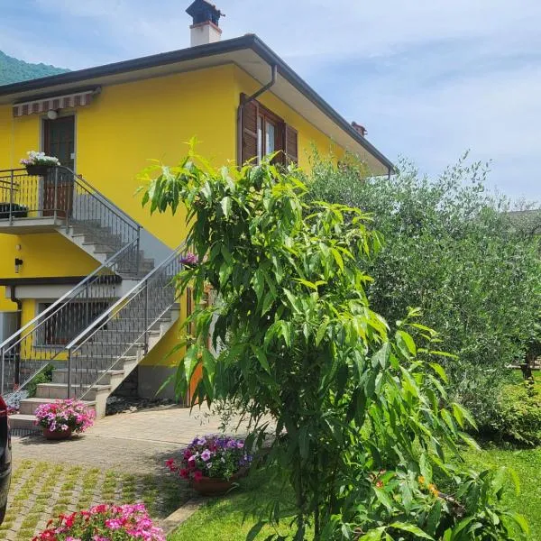 Apartment L'ulivo lake view private road 5 kilometers from Varenna，位于列尔纳的酒店
