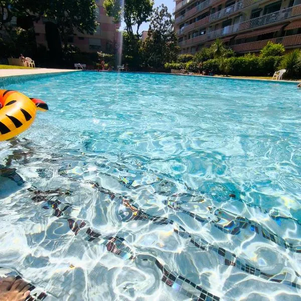 Home2Sea - Piscine, Jardin, studio cabine, 1 canapé lit convertible 2 ADULTES, 1 lit superposé triple 3 ENFANTS ou ADOS，位于瓦洛里的酒店