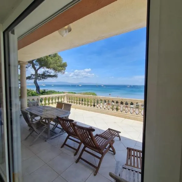 Appartement Les pieds dans l eau，位于耶尔的酒店