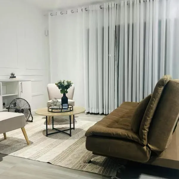 4beds,3 bedrooms,Braai,Full kitchen，位于察嫩的酒店