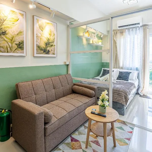 Serene Studio with Balcony, Sunset Views and City View，位于Lapu Lapu City的酒店