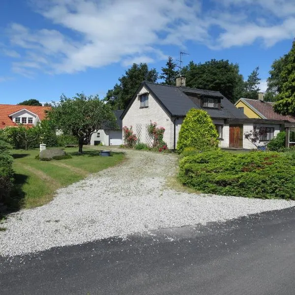 Trivsamt hus på Österlen i Ullstorp，位于图默利拉的酒店