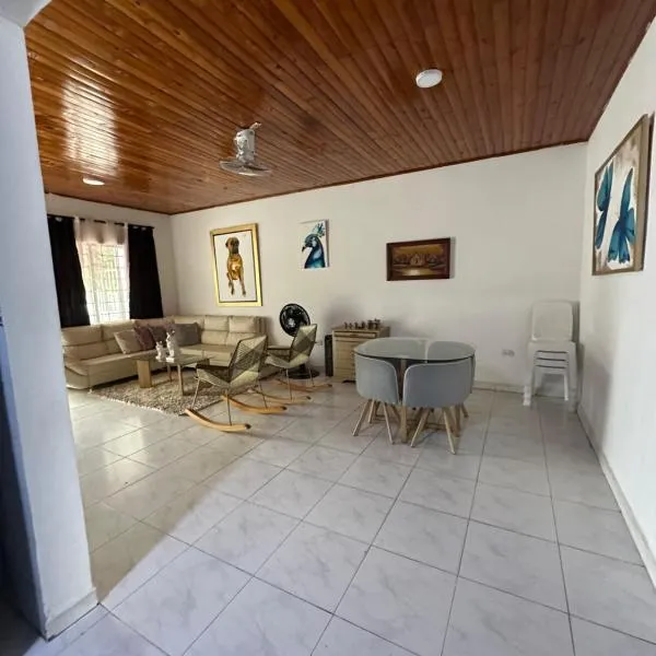 Casa con tres dormitorios y garaje，位于蒙特里亚的酒店