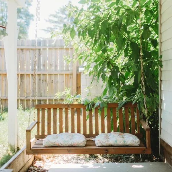 Serene Studio Country Apartment in Sawyer MI Near Lake MI and Downtown，位于Harbert的酒店