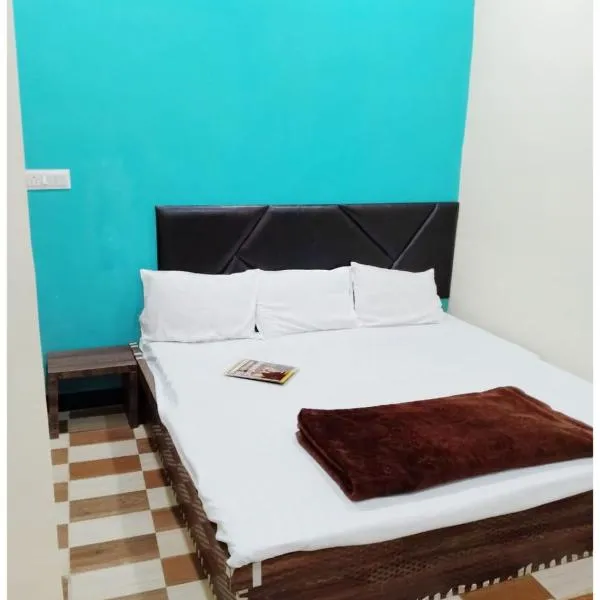 HOTEL Priyanshi !Palace Near Shri Mahakaleshwar Jyotirlinga Temple - Fully Air Conditioned Rooms With Wi-fi - Free Parking Available，位于乌贾因的酒店