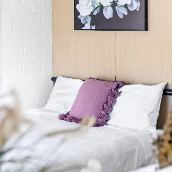 Quiet Crescent Stay in Liverpool - Comfortable Double Room - Shared Bathroom，位于利物浦的酒店
