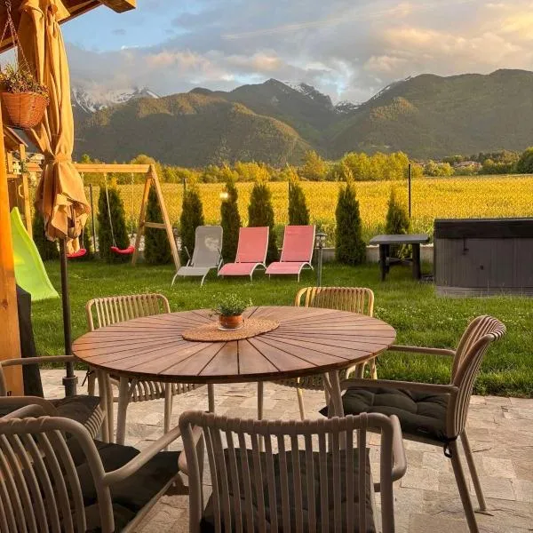 Mountain villa Aleksia- with JACUZZI，位于拉兹洛格的酒店