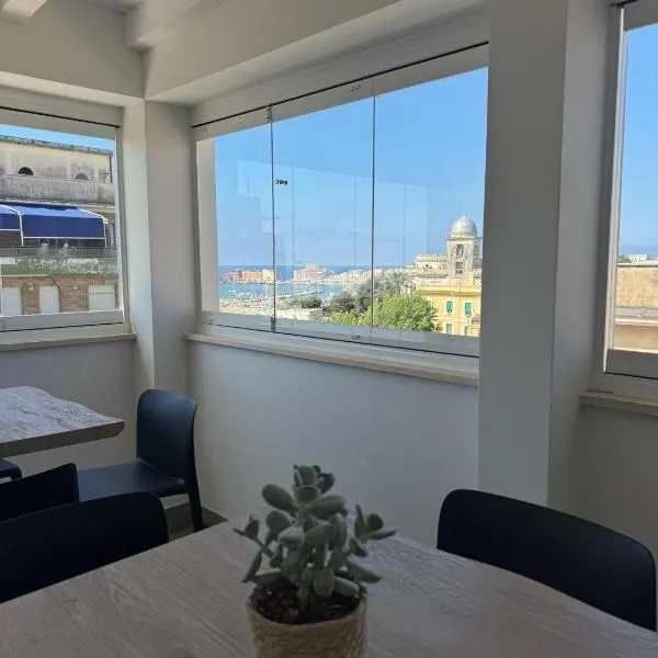 Rebecca's Apartments - Raffaella central Sea View Anzio - Attico e Super Attico - 200 m dal Mare，位于安齐奥的酒店