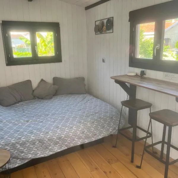 Le camper Tiny House，位于佩萨克的酒店