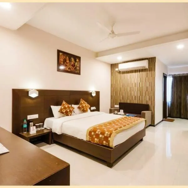 HOTEL PARK PALACE Near Shri Mahakaleshwar Jyotirlinga Temple - Fully Air Conditioned And Well Decorated Rooms With Free Wi-Fi Facility - Restaurant And Free Parking Available，位于乌贾因的酒店