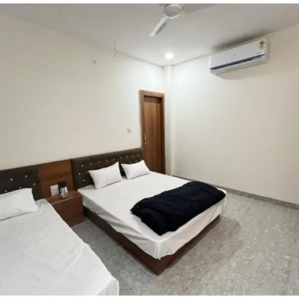 Near Shri Mahakaleshwar Jyotirlinga Temple HOTEL G-A-R-I-M-A ! UJJAIN - Providing Air Conditioned Rooms With Free Wi-fi Facility And Free Parking Available，位于乌贾因的酒店