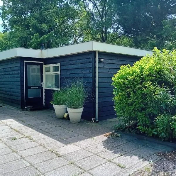 Knusse bungalow met binnen en buitenzwembad op het park，位于埃尔默洛的酒店