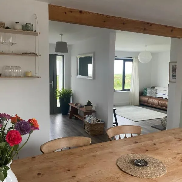 Blasket Views - Valentia Island home，位于瓦伦西亚岛的酒店