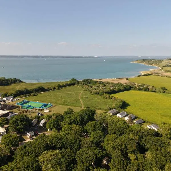 New caravan, Isle of White sea view & decking Thorness bay park，位于Porchfield的酒店