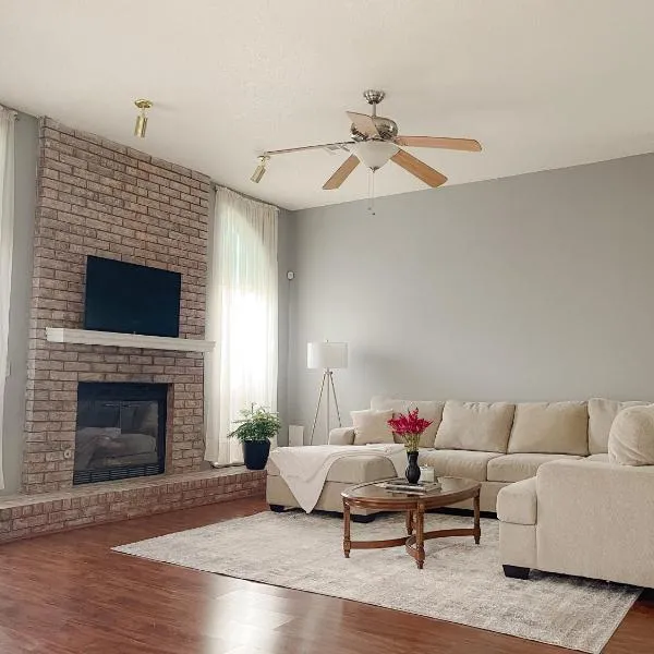 Bright & Cozy Broken Arrow Home!，位于布罗肯阿罗的酒店