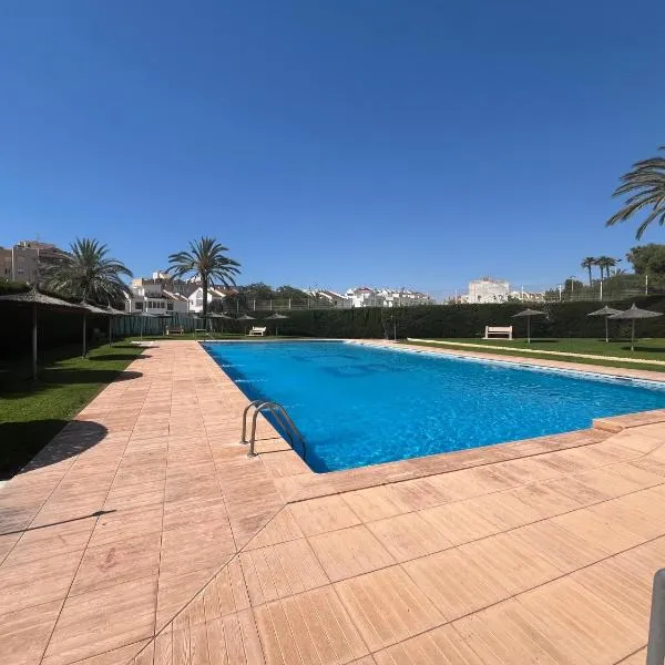 Bright 2-Bedroom Holiday Home with Pool Access in Torrevieja，位于托雷维耶哈的酒店