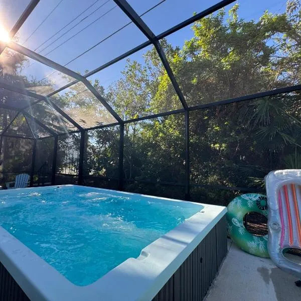 Location Siesta 1 mile away Home with HOT SPA，位于萨拉索塔的酒店