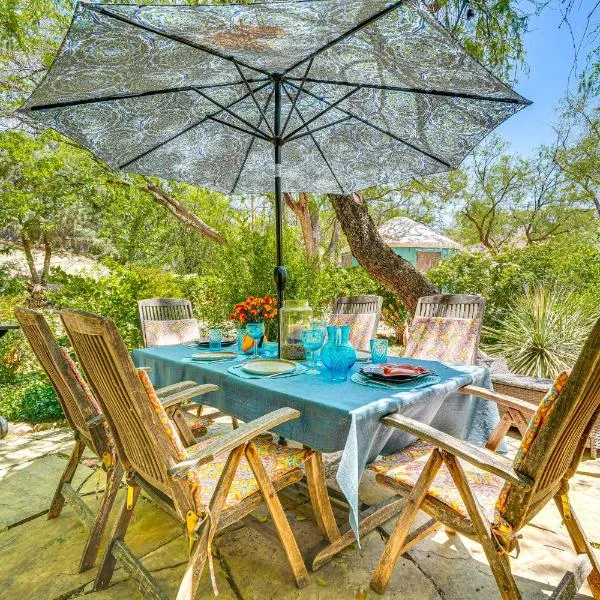 Casa Paloma Studio: Artsy & Airy w/ Hot Tub Access，位于Patagonia的酒店