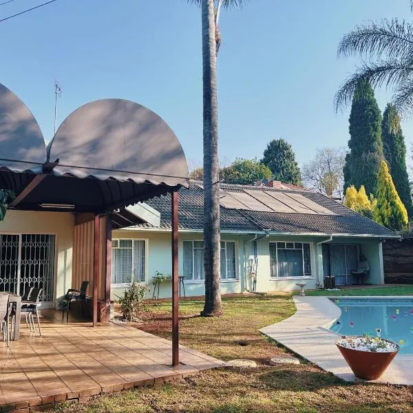 Spacious Entire House in Menlyn, Sleeps 8, Ideal for Groups，位于比勒陀利亚的酒店
