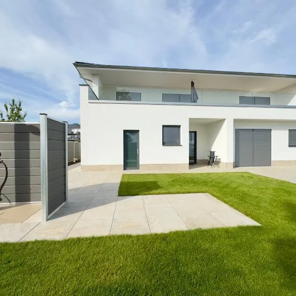 luxuriöse Villa Möwengeflüster - 220qm große Ferienwohnung für bis zu 8 Gästen mit Sauna direkt am Goitzschesee，位于Pouch的酒店