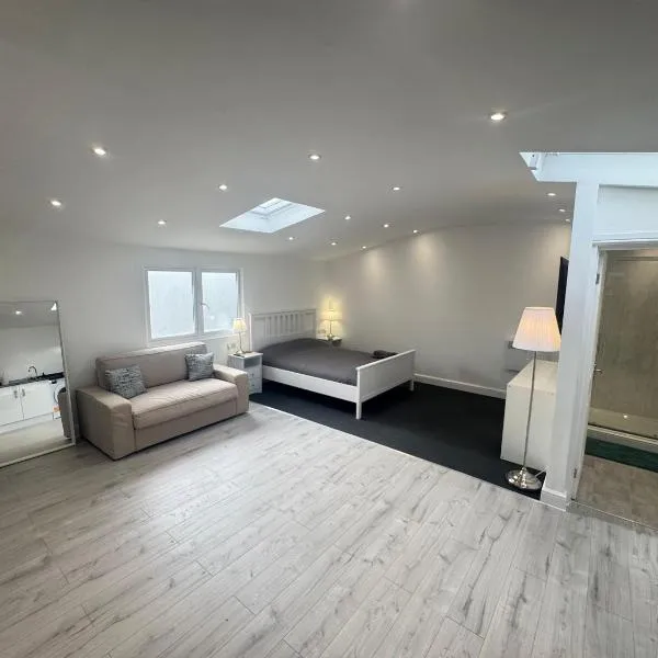The Studio Guesthouse，位于Little Burstead的酒店