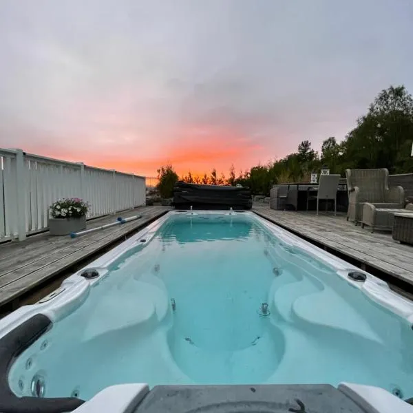 Summer villa with heated pool 50 min from Bergen，位于Valestrandsfossen的酒店