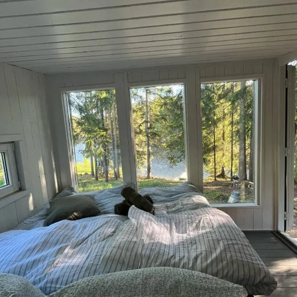 idyllisk hytte ved vannet，位于希恩的酒店