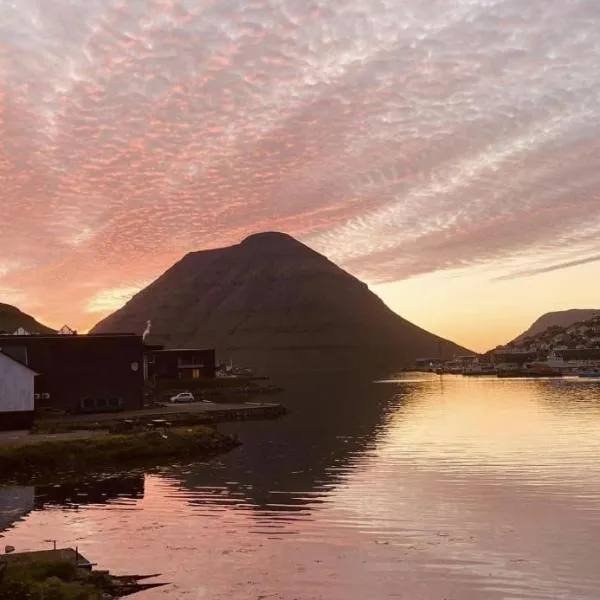 Small renovated boathouse down by the sea，位于克拉克斯维克的酒店