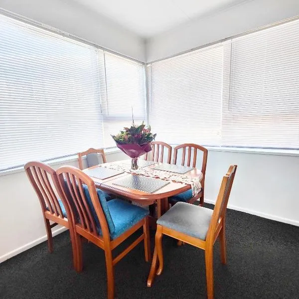 special in winter from 138 for three bedrooms unit in Johnsonville Wellington，位于惠灵顿的酒店