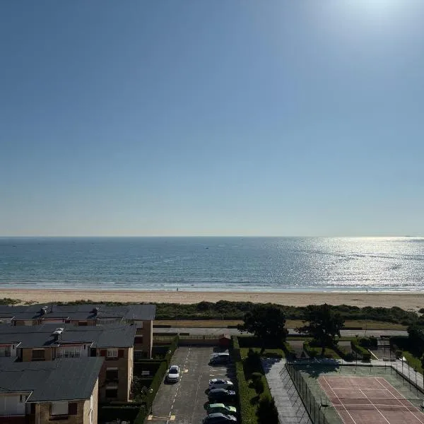 Vistas al mar, a 1 min de la playa, terraza, wifi，位于拉雷多的酒店
