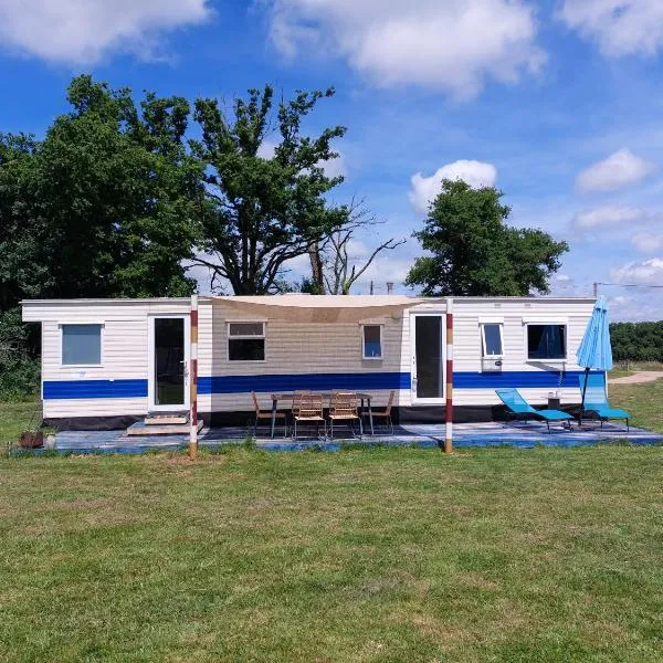 "Comme chez Moi", Mobile-home dans Camping à la ferme，位于Arcomps的酒店