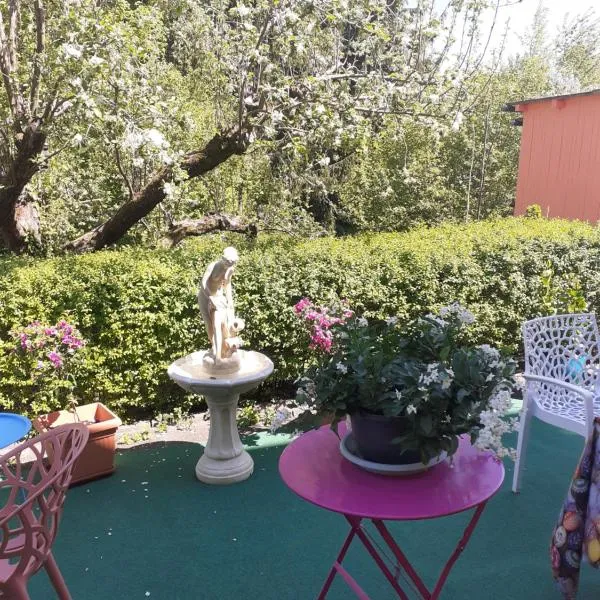 4 km zu A7 und A71, Idylle am Bach, großer Garten，位于Euerbach的酒店